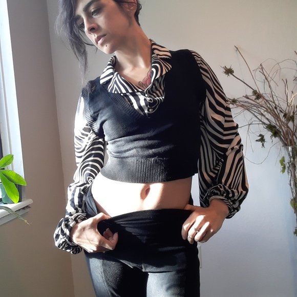 Crop top with puffed sleeves - Picture 2 of 4